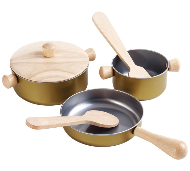 This pan set by PlanToys includes two saucepans, a frying pan, lid and two wooden utensils. White background. 