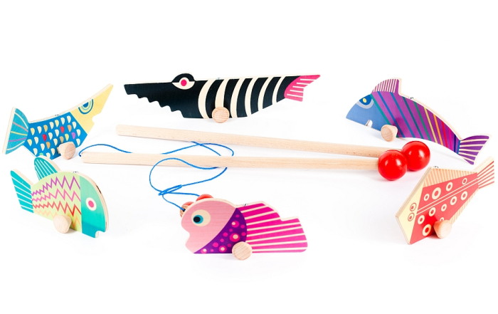 Bajo Magnetic Fishing Game includes 6 colourful magnetic fish and two rod