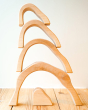 Drei Blatter eco-friendly wooden arch set stacked on a wooden background