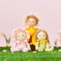 Olli Ella Dinky Dinkum Blossom Buds - Daisy  with Rose and Sunflower dolls in the foreground sat in the grass