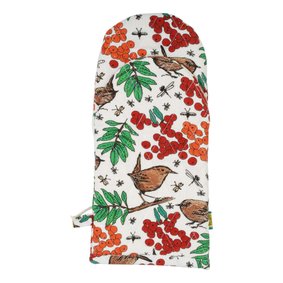 DUNS Sweden organic cotton linen oven mitten in the rowanberry colour on a white background