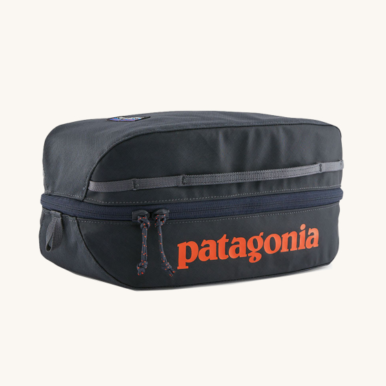 Patagonia Black Hole Medium 6L Travel Cube Organiser Bag - Smolder Blue, on a cream background