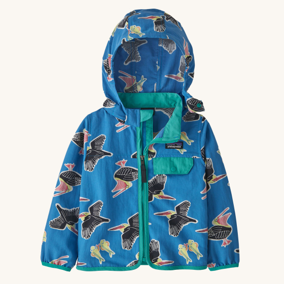 Patagonia Little Kids Baggies Windproof Hooded Jacket - Amigos / Vessel Blue. A lightweight windproof jacket in blue with pelican birds prints, a green pocket flap, zipper and zip