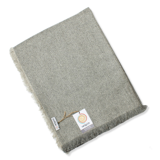 Respiin recycled wool throw blanket in the dove grey colour on a white background