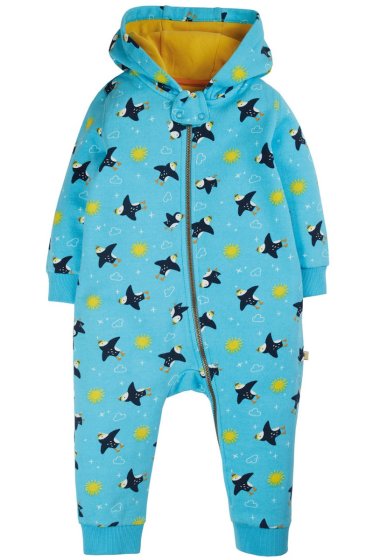 This Frugi Puffling Practice Snuggle Suit is an organic cotton hooded onesie for babies and toddlers. This snuggly all-in-one is blue with a cute baby puffin and sunshine design.